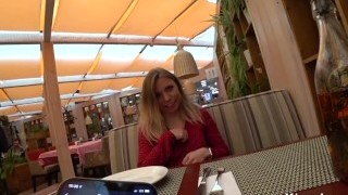 Молодая девушка получила оргазм в ресторане! Публичное кончание! Lovense