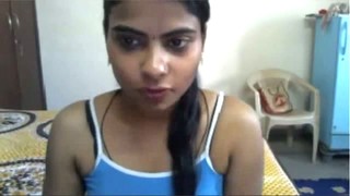 Hot Dark Skin Juicy Cutie Shows Off In Front Of Webcam