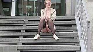 Nudista, Em público