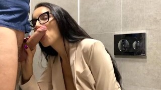 The Boss Fucked A Lustful Secretary In The Toilet