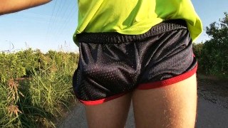 Mi Polla En Shorts De Deporte Ajustados Y Brillantes En Un Sitio Publico