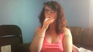 Tetek besar, Wanita dewasa, Sedang merokok